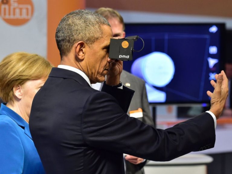 אובמה בוחן את הטכנולוגיה של מציאות מדומה