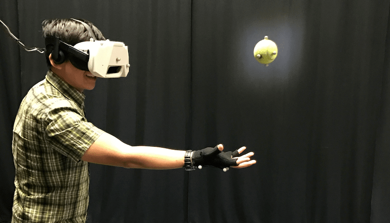 איך זה נראה לתפוס ולזרוק כדורים ב VR
